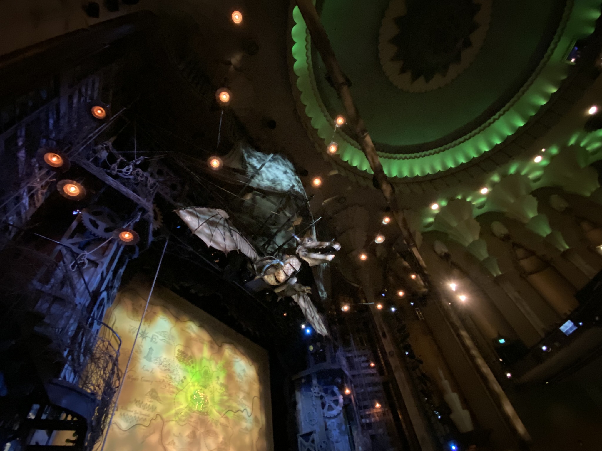 בחינת הצבע הירוק בעיצוב תלבושות, תפאורה ותאורה בוויקד