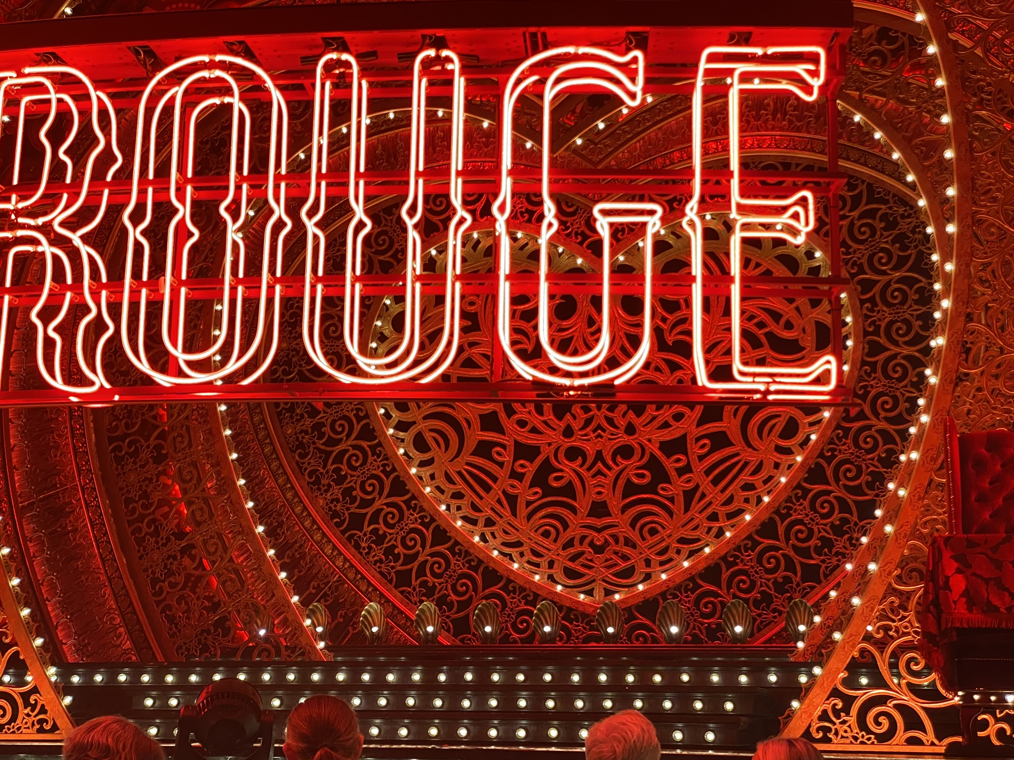 השפעת הצבע האדום בעיצוב תלבושות, תפאורה ותאורה במחזמר מולאן רוז'