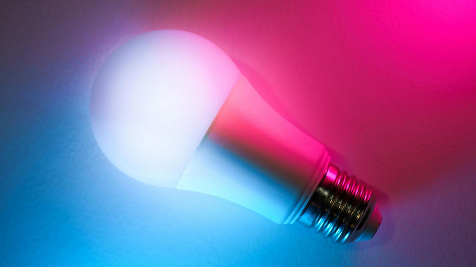 טיפים והשראות לתאורה צבעונית בבית: המדריך המקיף לשנת 2026