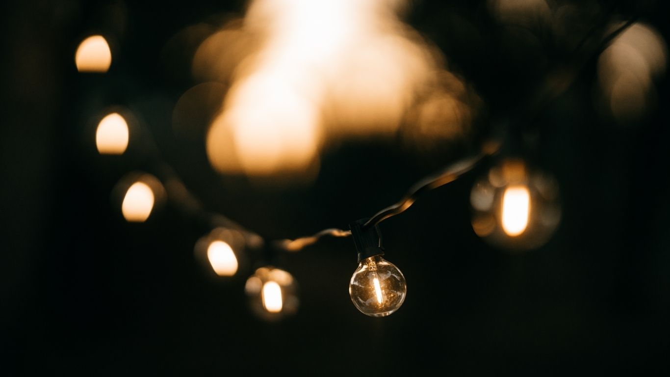 תאורת במה כיצירת סיפור | אור, נרטיב ועיצוב חלל